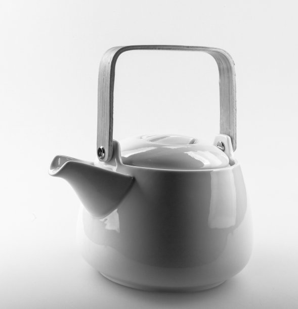 茶壶的特写在白色的背景图片下载