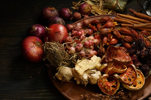 洋葱，姜，辣椒，柠檬草，高良姜，泰式香草，泰式健康食物的最佳材料的静物摄影。健康食品的概念。图片下载