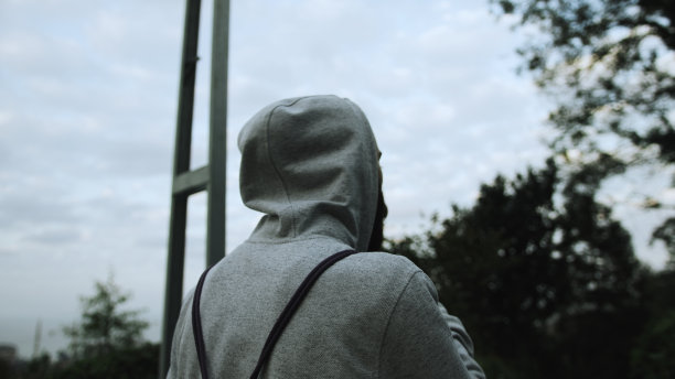 一名背着双肩包的男性男子以一种古老的梯子方式行走图片下载