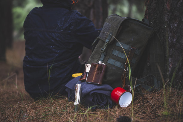 丛林生存袋和装备图片下载