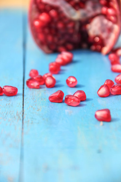 新鲜的蔬菜和水果沙拉在蓝色的复古桌子上。这是健康饮食的一个完美例子。这张照片是一个古老的食物背景。构图制作复古照片。图片下载