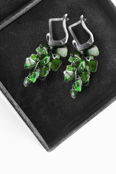 盒子里的耳环图片下载