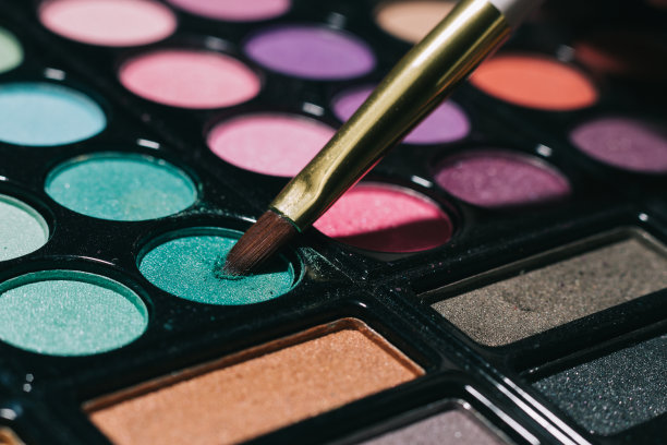 关闭了。化妆刷和眼影。图片下载