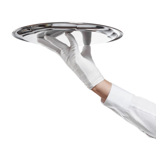 侍者手捧银质托盘上放着白色图片下载