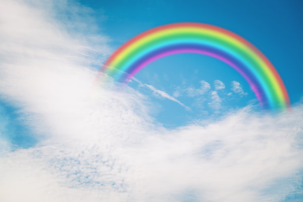 多云天空中的彩虹图片下载