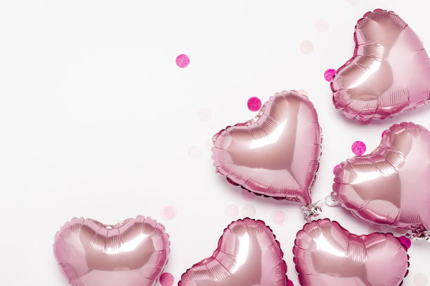 白色背景上的粉色心形气球。概念婚礼，情人节，照片专区，情侣。平躺，俯视图图片下载