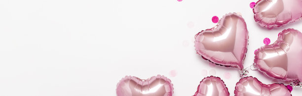 白色背景上的粉色心形气球。概念婚礼，情人节，照片专区，情侣。横幅。平躺，俯视图图片下载