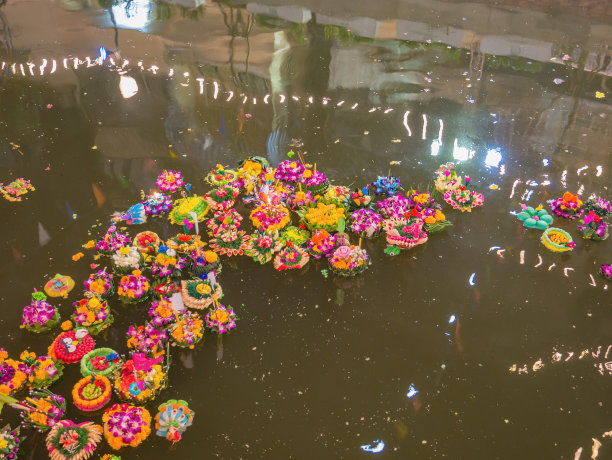 自然装饰浮华或krathong在泰国曼谷市的河上krathong节日。图片下载