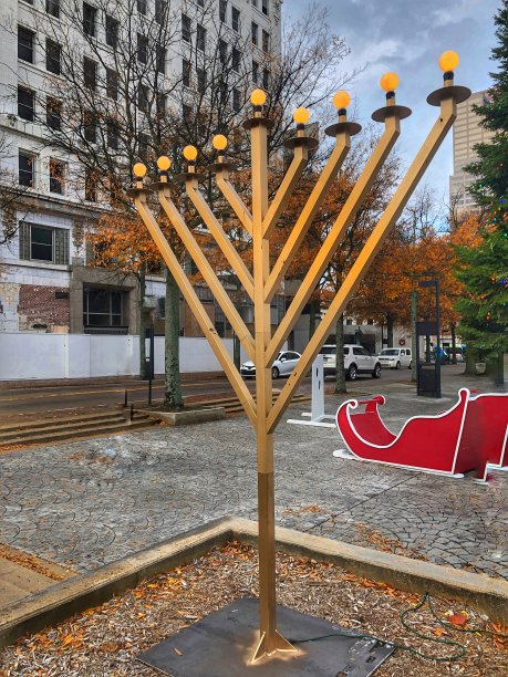 庆祝光明节的公共烛台。图片下载