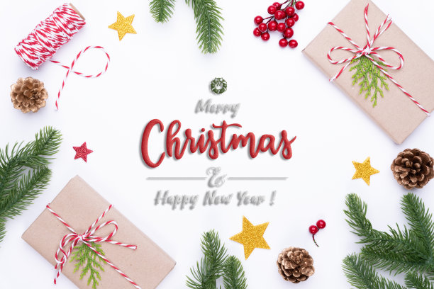 圣诞背景的概念。顶视图的圣诞礼盒红色袜子云杉树枝，松果，红色浆果和铃铛在白色的背景。图片下载