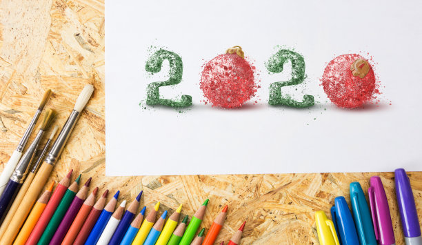 手绘2020号，红色和绿色。在白纸上，用彩色的铅笔，马克笔和画笔。创意新年理念。图片下载
