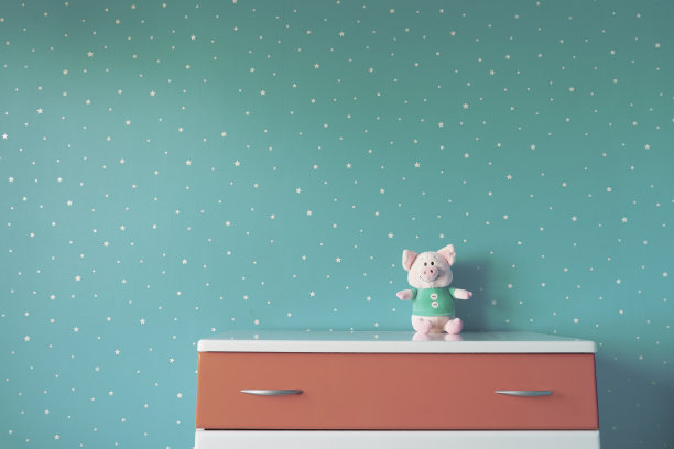 可爱的玩具猪在桌子上图片下载