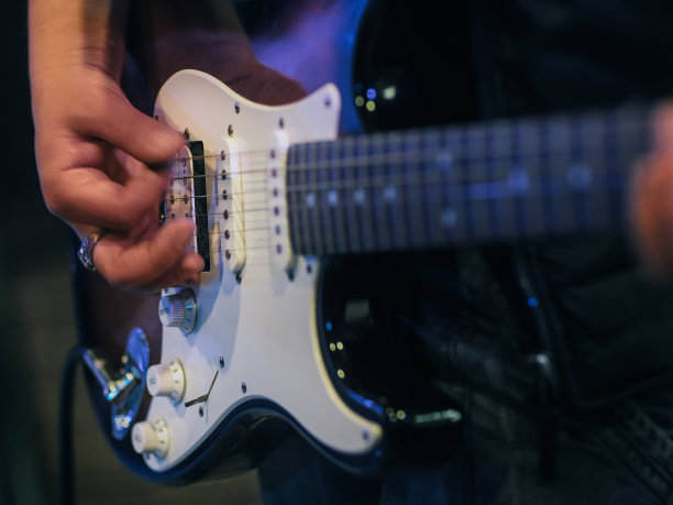 摇滚音乐节男性朋克音乐家电吉他图片下载