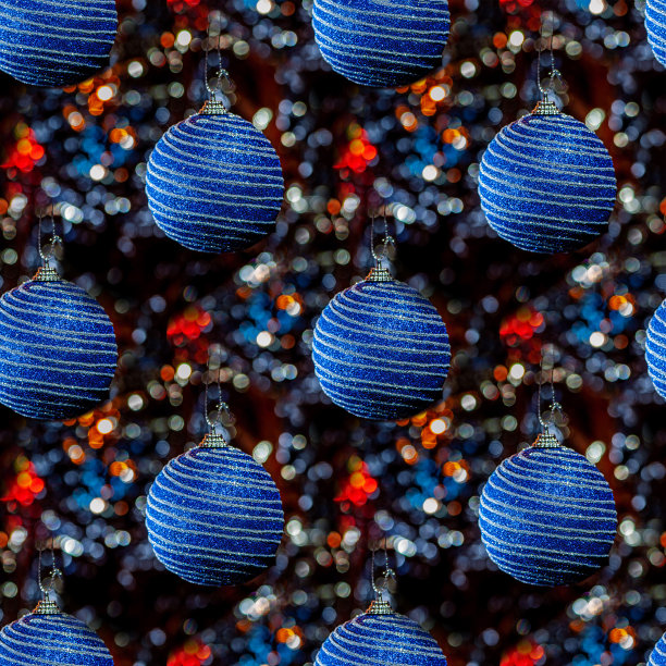 蓝色闪亮的球在一个彩色闪闪发光的散景背景。新年装饰。图片下载