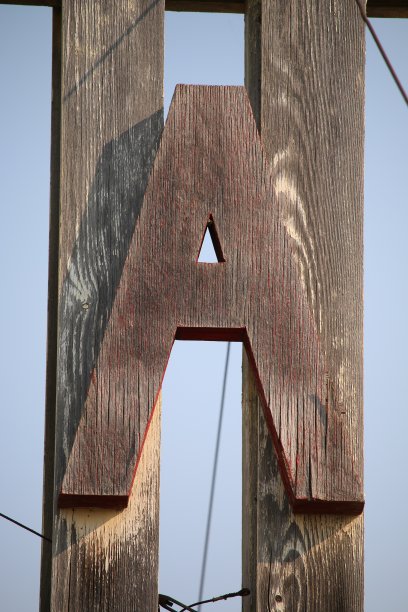 字母A由风化的旧木头制成图片下载