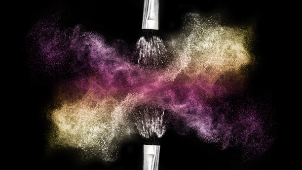 化妆刷用紫色和金色的化妆粉涂抹图片下载