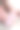 一个婴儿的脚上覆盖着白色的细沙图片下载