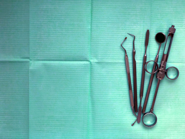 牙科器械在餐巾上图片下载