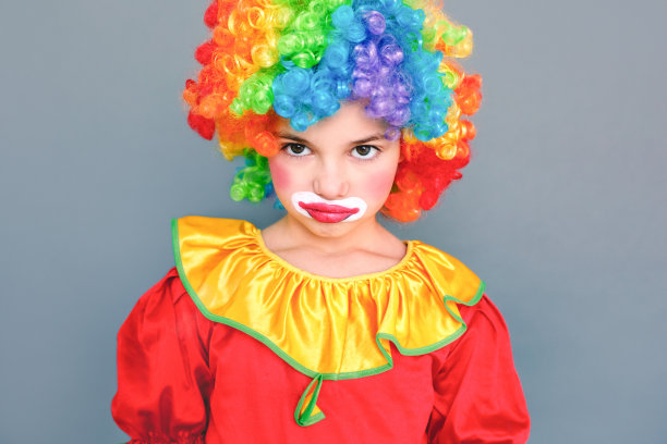 不快乐的小小丑的特写图片下载