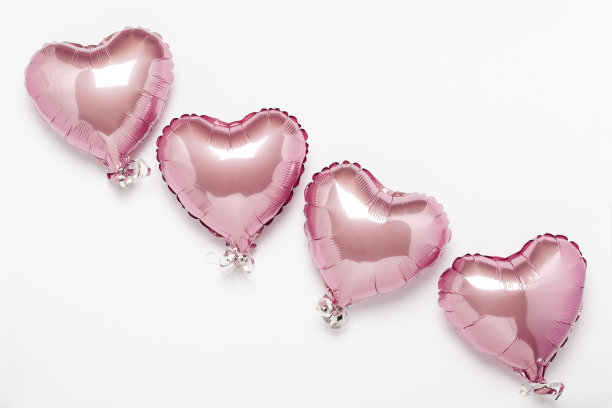 白色背景上的粉色心形气球。概念婚礼，情人节，照片专区，情侣。横幅。平躺，俯视图图片下载