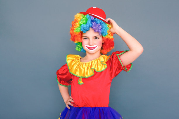 可爱的小丑女孩拿着她的帽子和牙齿微笑图片下载