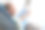 一名男子躺在挂在海滩棕榈树上的吊床上休息图片下载