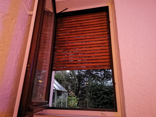 德国郊区一间卧室里安装的老式乡村木百叶窗的广角图像图片下载