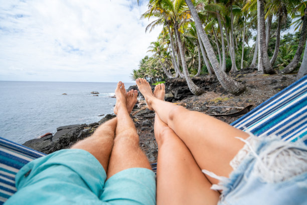 情侣在吊床上放松，脚部视角的个人视角图片下载