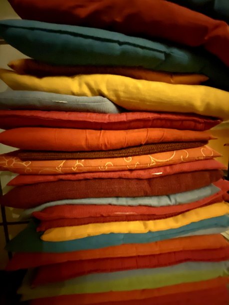 多色枕头的堆叠图片下载