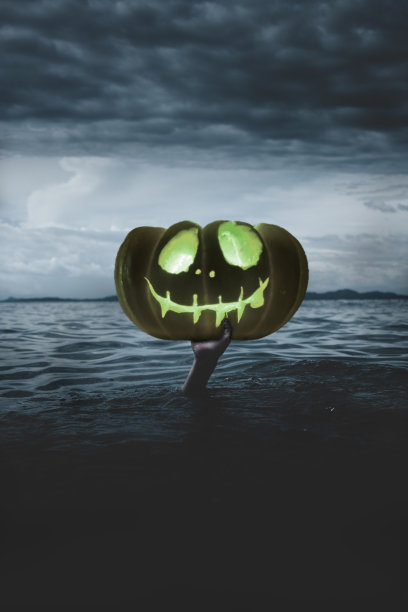 水里的手拿着一个万圣节南瓜图片下载