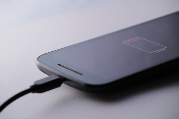 用usb数据线充电的智能手机电池图片下载