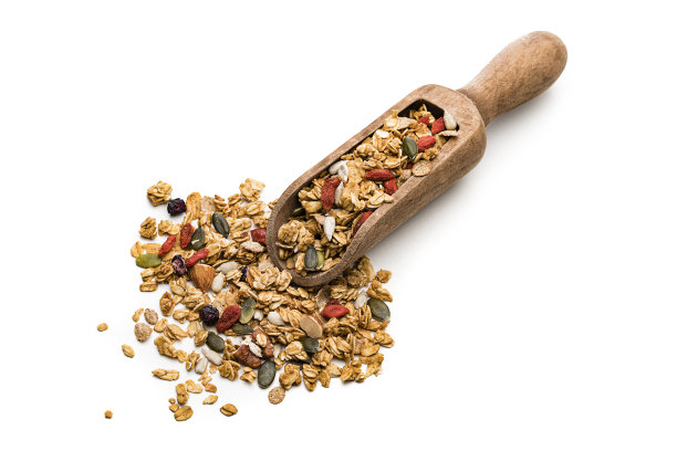白色背景的木勺里的格兰诺拉麦片图片下载