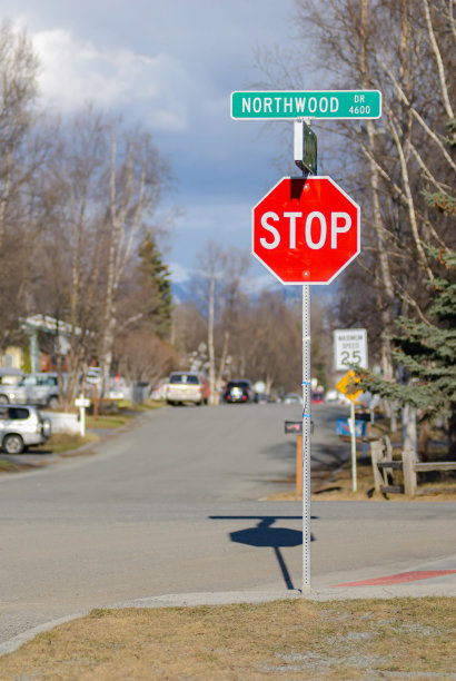 十字路口的停车标志图片下载