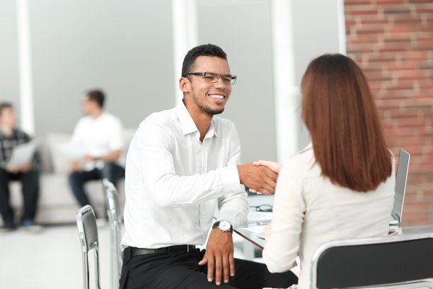 在银行办公室里与业务人员握手。图片下载