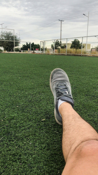 年轻人躺在草地上图片下载