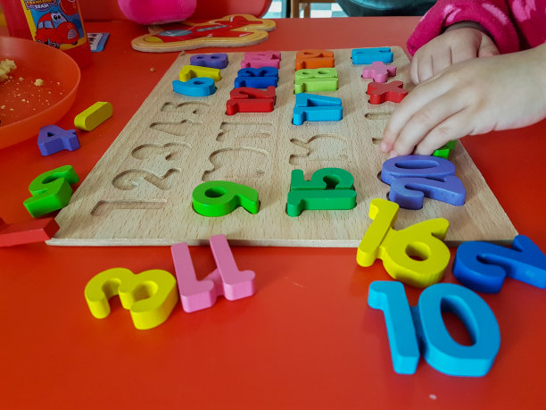 数字颜色儿童手，童年，玩和学习数学图片下载