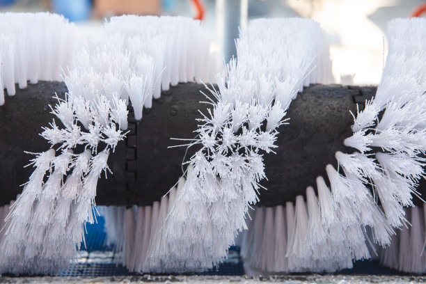 工业地毯洗胶辊滚筒刷。地毯清洗和清洁机刷。清洗和清洁概念形象。工业地毯洗涤刷。地毯清洗和清洁机刷。图片下载