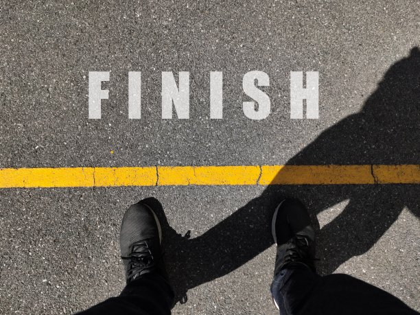 一个男人和终点线背景的概念，成功的概念图片下载