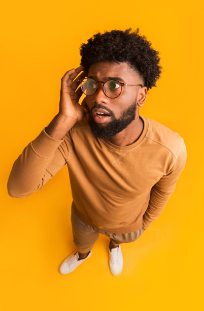 顶视图震惊的黑人男子戴眼镜图片下载