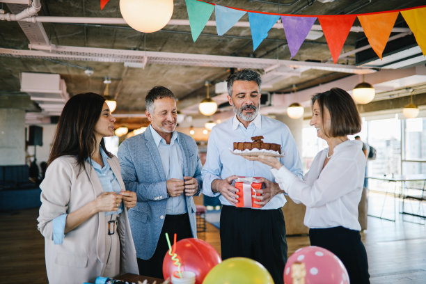 办公室生日派对上的礼物和蛋糕图片下载