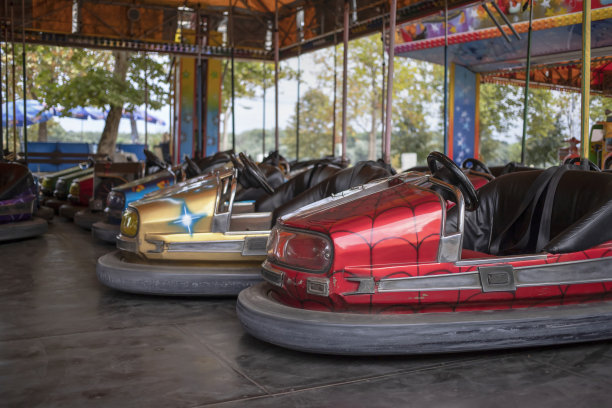 游乐场里的碰碰车图片下载