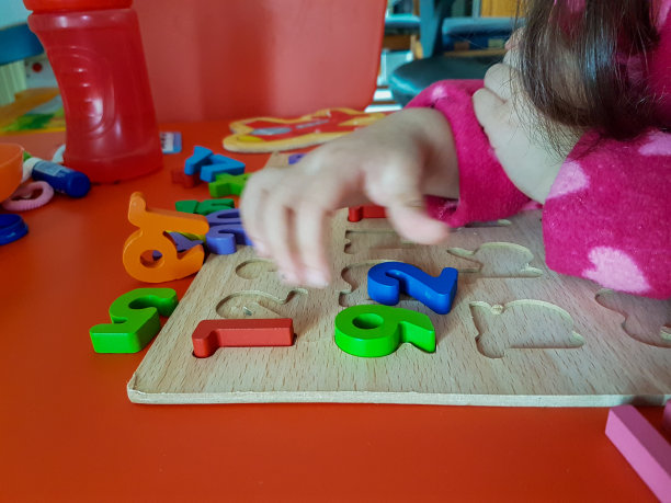 数字颜色儿童手，童年，玩和学习数学图片下载