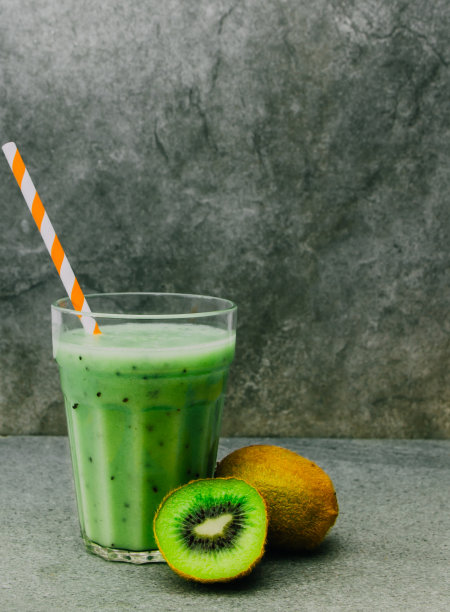 背景是猕猴桃冰沙。健康菜单概念。为你的文本复制空间图片下载