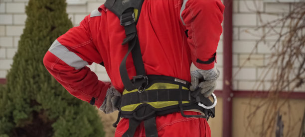 工人的工作服。屋顶安装工。系上安全带图片下载