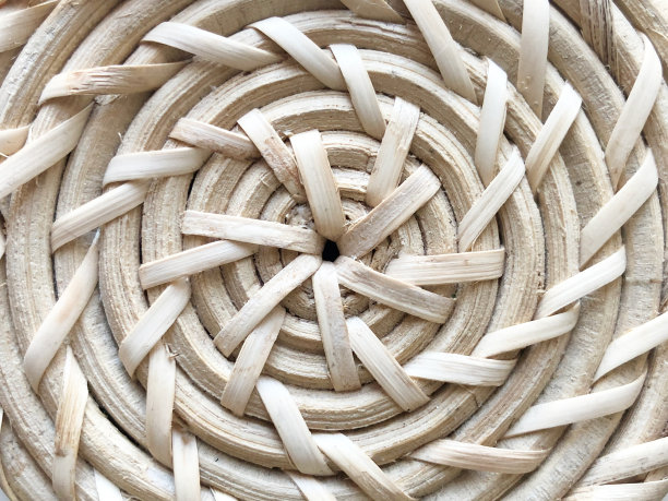 背景与手工制作的天然有机藤盒。图片下载