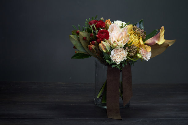裸花复古风格在一个玻璃花瓶在一个黑暗的背景，选择性的焦点图片下载