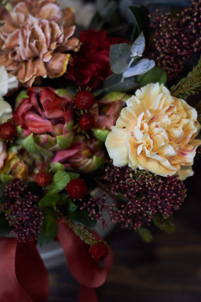 俯视图秋季花卉安排在柳条篮子复古风格，选择性的焦点图片下载