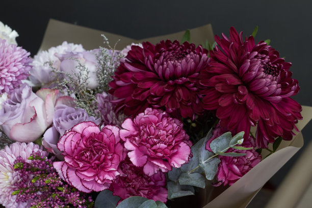 粉红色和紫色的花束在深色的背景上，选择性的焦点图片下载