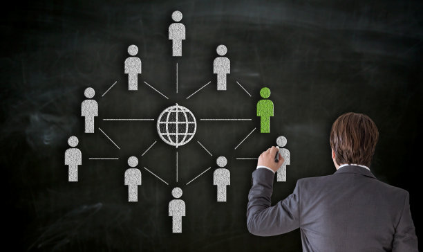 商人用粉笔在黑板上画网络概念图片下载