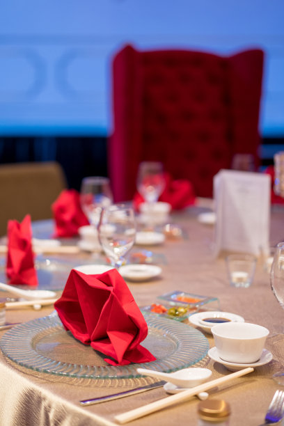 婚宴宴会厅的餐桌装饰图片下载